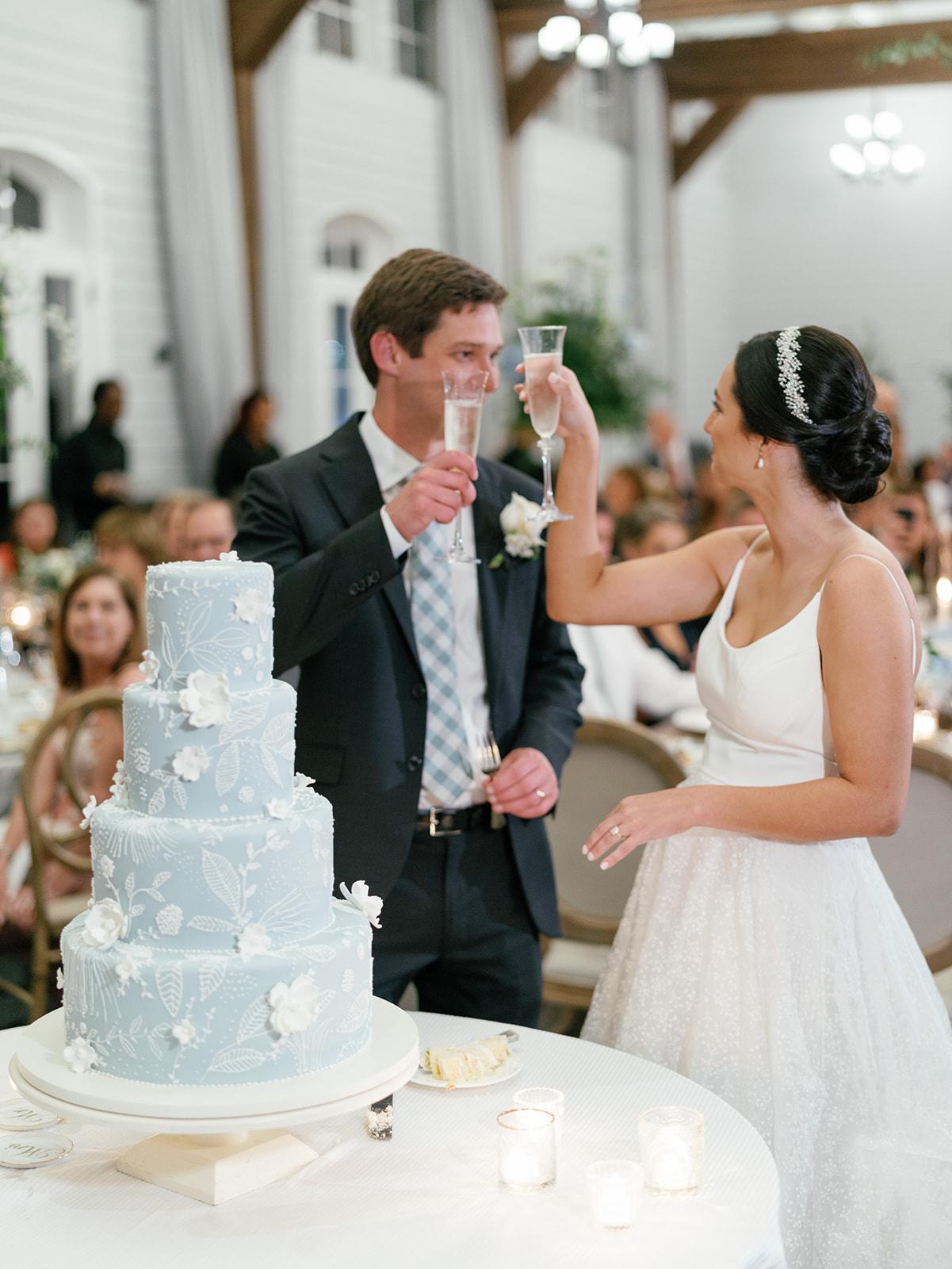 Couple cheer-sing their glasses after their cake cutting. 